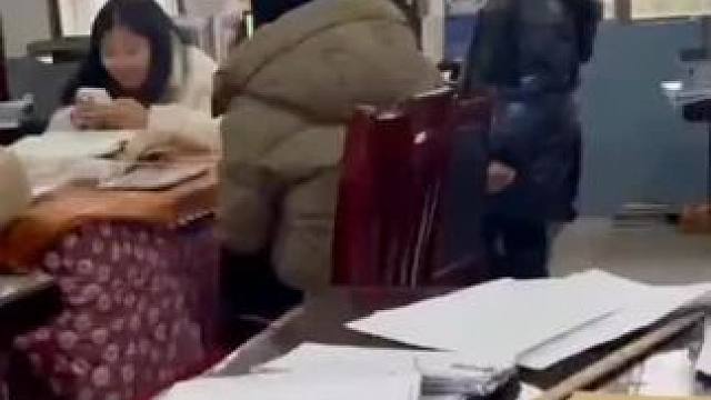现在有些女老师就是这么对待学生的，家长看到会作何感想#女教师 #校园生活 #真实事件 #记录这一刻