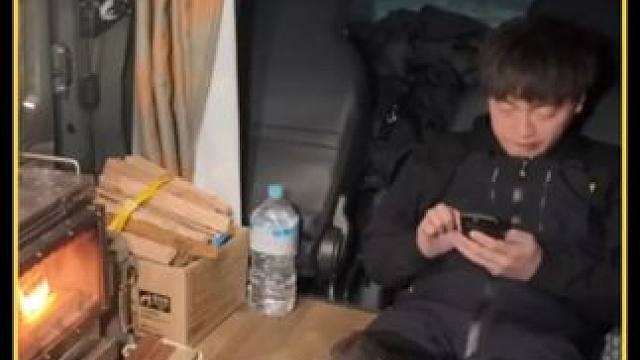 小伙停车驻足风雪中，车内生活简直安逸 #雪地露营 #房车 #房车旅行