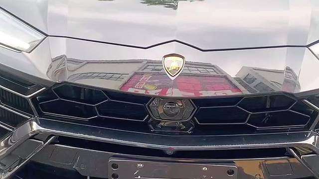 兰博基尼安装防拆抗屏蔽GPS定位防盗系统，开启屏蔽器自动锁车，换卡、抠卡、干扰锁车报警到手机。嵌入超