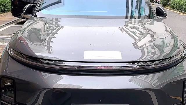 理想L7安装防拆抗屏蔽GPS定位防盗系统，开启屏蔽器自动锁车，换卡、抠卡、干扰锁车报警到手机。嵌入超