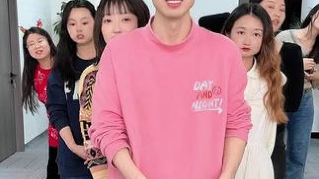 摇骰子发奖金，最后一个好惨呀哈哈#这个太好玩了 #办公室游戏 #万万没想到