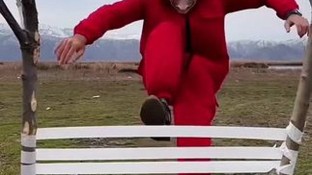 人力和摩托车大比拼，结局让人万万想不到！#看一遍笑一遍 #万万没想到 #意想不到的结局 #老外真会玩