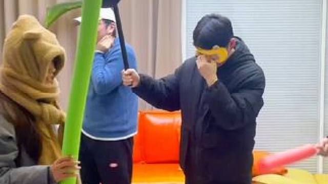 #办公室游戏 #蒙眼挑战 #活跃气氛的办公室游戏推荐 #逗比同事欢乐多  @DOU+上热