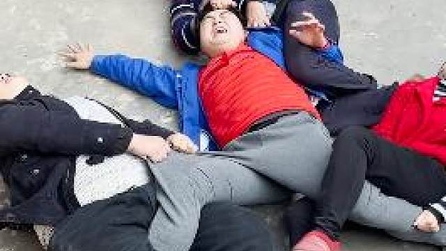 牌技不够，吃饭来凑！ #齐齐来麻将