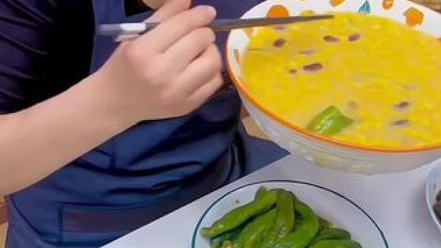 #大碴粥 每天早上都喝一碗大碴粥，浓浓的玉米味，太安逸啦!#优质农产品#真材实料做出好味道#家乡的味