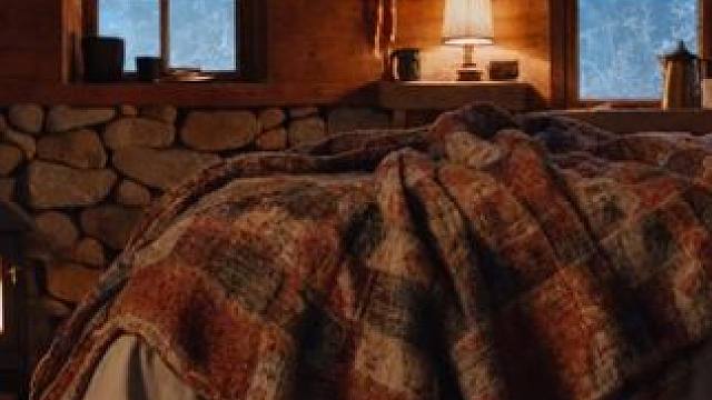 大雪天气，你会在这样温暖的小屋里住下来吗？ #白噪音 #助眠声音 #助眠视频