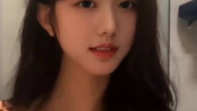 爱与不爱就在一瞬间，全靠一个眼神#纯欲天花板 #对视8秒爱上我 #你的小甜甜 #笑容最治愈的女孩 #