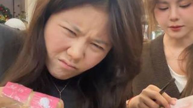 好像和别人的有点不一样…… #双胞胎 #理疗仪化妆挑战