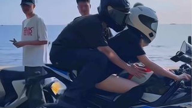 不要妄想让一个女骑坐你的后座#机车