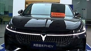 小伙看中佘詩曼同款豪華混動轎車，帶戶外小北到店試駕#Man姐的追光已送達 #嵐圖追光PHEV  #抖