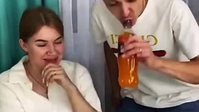 在瓶嘴涂满口红恶搞老公，美女这简直太坏了！#看一遍笑一遍 #意想不到的结局 #万万没想到 #沙雕老外