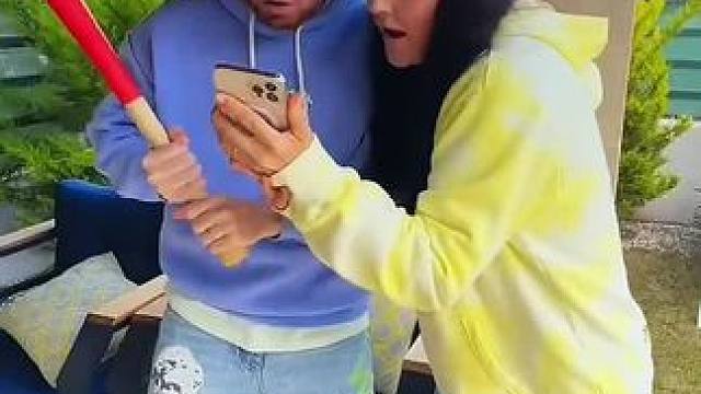 用牙膏修复手机显示屏，男子直接看蒙圈了！#搞笑视频 #意想不到的结局 #看一遍笑一遍 #老外真会玩 