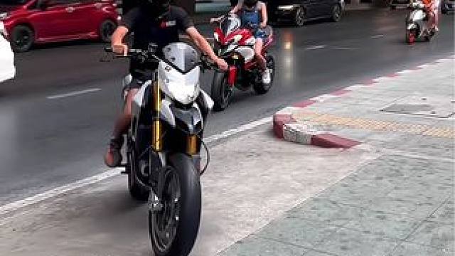 玩乐个性十足还得是杜卡迪骇客#摩托车 #机车 #杜卡迪骇客