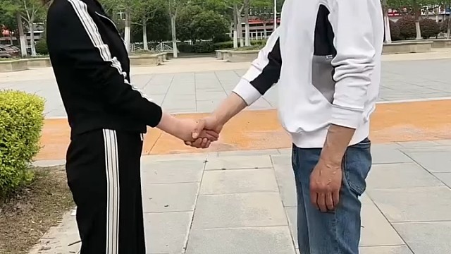 这一声囗哨老婆变女儿了