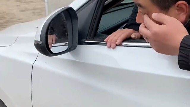 看那个美女被亲的高兴的！