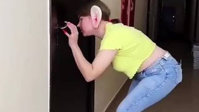 用顺风耳寻找零食，结局真是让人太意外了！#看一遍笑一遍 #意想不到的结局 #这操作都看傻了 #万万没