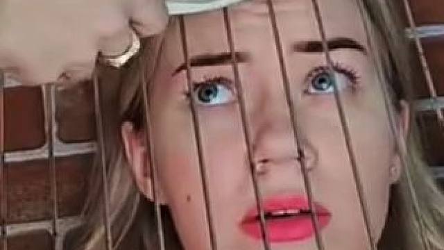 在美女的额头上烤香肠，这操作简直太牛了！ #搞笑老外 #外国人反应 #外国人真会玩 #国外恶搞