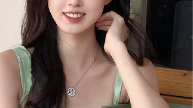 我更爱自由和风#清纯 #氛围感 #卷发 #吊带裙