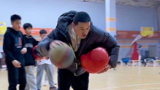 #篮球 #日常训练 #终结强化 
结合药球强化终结系列
｜V字运球横移抢步终结
｜V字胯下结合抢步终