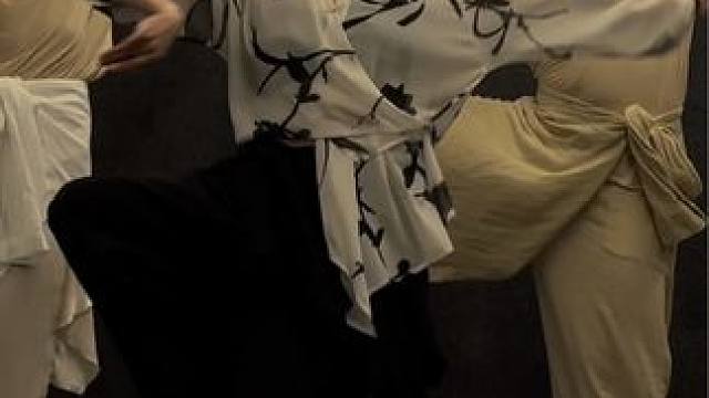 #兔小跳编舞 #原创编舞 #国风爵士 
一支从左跳到右的舞