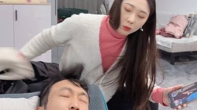 趁女友打扫卫生偷看美女，结果被抓个现行！