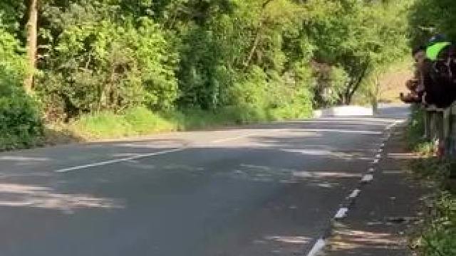 曼岛tt勇士来自观众的视角……看着让你瞬间肾上腺素飙升……#专业动作请勿模仿 #摩托车 #摩托车领航