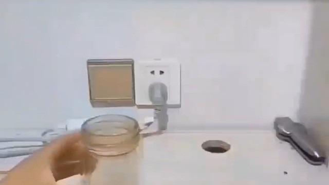 妈妈，杯子欺负我！#手机拍摄 #有趣 #创意剪辑