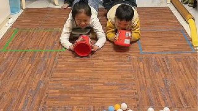 把乒乓球装到画框里，谁的数量多就获胜 #趣味游戏 #亲子游戏 #这个游戏很好玩 #家庭游戏挑战 #游