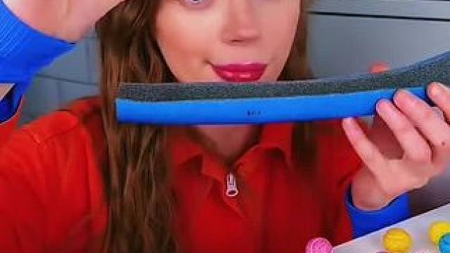 为了能偷吃保安彩虹糖，用软管把它们输送走！#看一遍笑一遍 #意想不到的结局 #老外真会玩 #万万没想