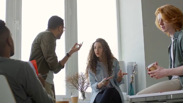 女孩被同事得哑口无言