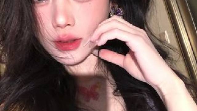 新的人生妆容出现了！
嫩嫩的小烟熏！好喜欢这个妆呀！怎么拍都好看的那种～#妆教 #氛围感 #烟熏妆 