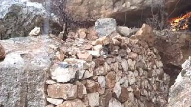 在荒野中徒步旅行，在岩石下建造出洞穴，居住起来还挺奢华 #荒野生存建造