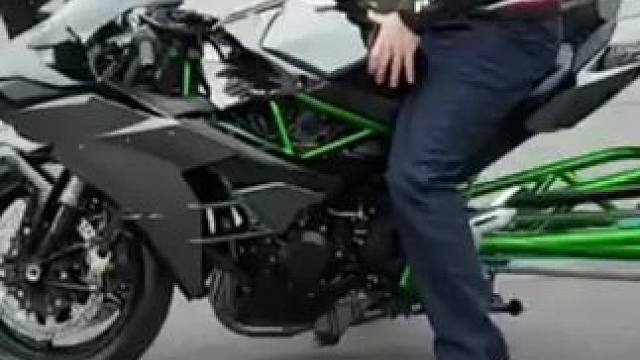 加长了后摇臂的H2玩漂移有多带劲？  #每个男人都有一个机车梦 #爱机车爱生活 #烧胎 #摩托车领航