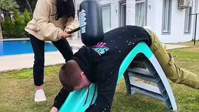 男子吃糖果被卡住，妻子直接放出大招！#看一遍笑一遍 #意想不到的结局 #万万没想到 #老外真会玩 #