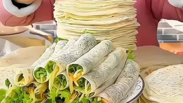 今天做了这个 #春饼 卷了肉卷了菜，一孩子一口气吃了3个文做法简单，直接上锅蒸几分钟就好了。 #早餐