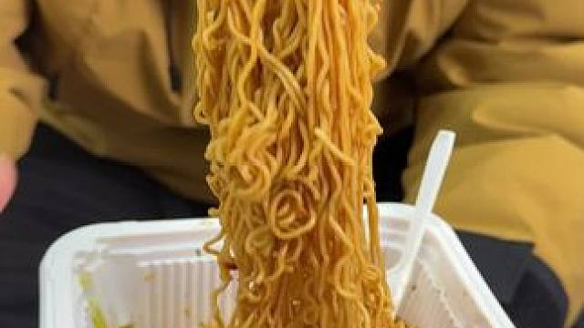 宵夜必备的香港炒面王，面条Q弹筋道，每一口都裹满酱汁，味道一点不输现炒的#炒面#拌面#零食推荐#方便