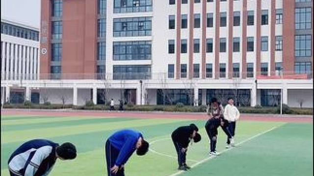 以游戏的形式锻炼孩子们的身体协调性和弹跳能力#我的学生 #努力训练 #体育课 #我的校园生活 #课堂