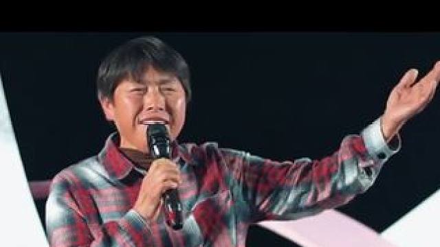 农村大妈上台唱歌，本以为是个青铜，一开口把全场都惊呆了！ #音乐