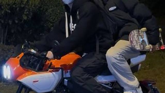 今日份目标！带男大坐机车！