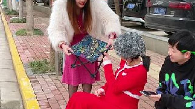 这个小马扎轻巧又方便。承重力也特别强。#小凳子  #折叠凳便携