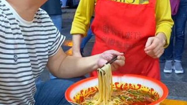 内蒙帅哥可以吃3斤肉！你觉得他能吃完这盆吗？#螺蛳粉