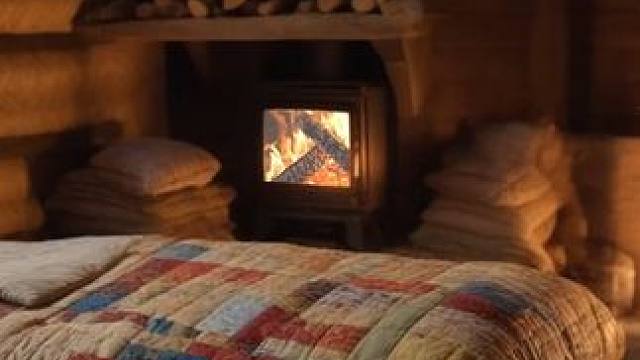 暴风雪夜，在舒适的暖炕小屋里，伴着炉火噼啪响，和风雪声 #白噪音 #助眠声音 #睡眠音乐 #催眠疗愈