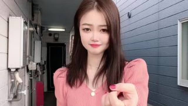 跳得好不好不是关键，关键是新买的裙子#身骑白马DJ手势舞我先拍#甜甜的手势舞 #日本生活 #春日穿搭