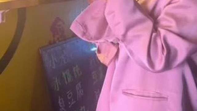 《刚加上的女生很高冷，该怎么聊？》