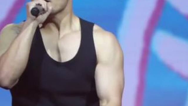 “整个夏天 想和你环游世界”
#李玖哲#夏天#现场版live#海山日月音乐节#又开始期待夏天了