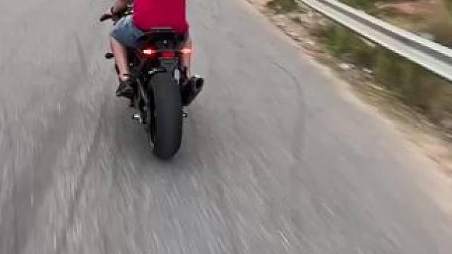 狂躁哥又出来遛弯了。 #每个男人都有一个机车梦 #跑山 #跑山压弯 #翘头