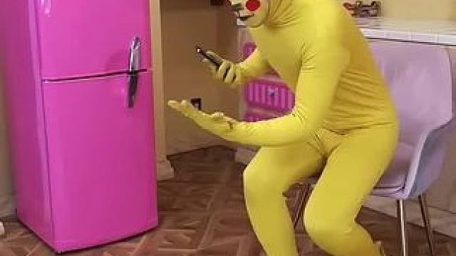 这只手简直太神奇了，摸什么直接消失不见了！#看一遍笑一遍 #万万没想到 #意想不到的结局 #老外真会