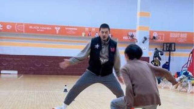 #篮球 #日常训练 #篮球体能训练 
防守脚步综合强化系列
｜碎步干扰横滑步
｜碎步干扰斜侧交叉堵防