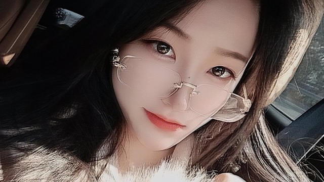 帮我看看，生活中vs直播中