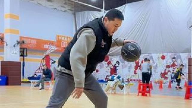 #篮球 #日常训练 #运球节奏 
原地运球节奏强化
｜体前过桥控制球训练
｜体前过桥收球变向
｜体侧